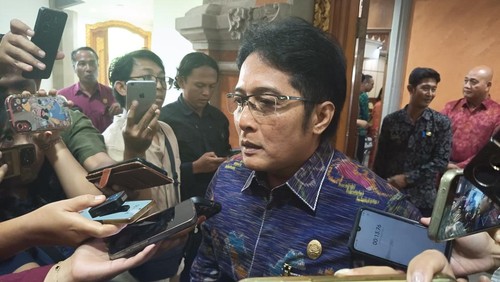 Wagub Bali, I Nyoman Giri Prasta, memberikan keterangan pers seusai Rapat Paripurna ke-3 Masa Persidangan I di kantor Gubernur Bali, Senin (8/9/2025). (Ni Made Lastri Karsiani Putri/detikBali)