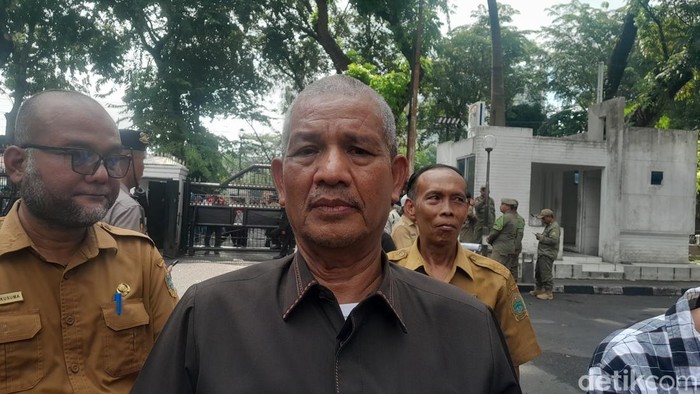 Wakil Ketua DPRD Sumut Sutarto menerima massa aksi