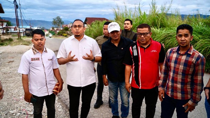 Wakil Ketua Komisi VI DPR Fraksi Gerindra Andre Rosiade bersama Bupati Solok Jon Firman Pandu meninjau jalan rusak parah di Taratak Galundi menuju Alahan Panjang, Kabupaten Solok. (dok. ist)