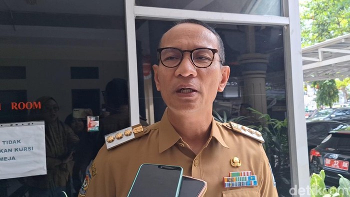 Wali Kota Mataram Mohan Roliskana saat diwawancarai di kantornya, Senin (8/9/2025).