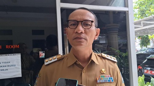 Wali Kota Mataram, Mohan Roliskana, saat diwawancarai di Mataram, Senin (8/9/2025). (Nathea Citra/detikBali)
