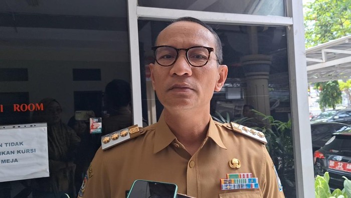 Wali Kota Mataram, Mohan Roliskana, saat diwawancarai di Mataram, Senin (8/9/2025). (Nathea Citra/detikBali)