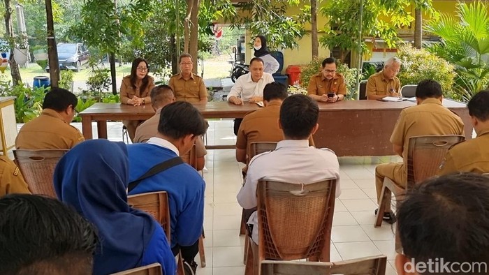 Wali Kota Surabaya Eri Cahyadi sidak pungli di Kelurahan Kebraon.