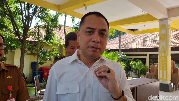 Wali Kota Surabaya Eri Cahyadi sidak pungli di Kelurahan Kebraon.