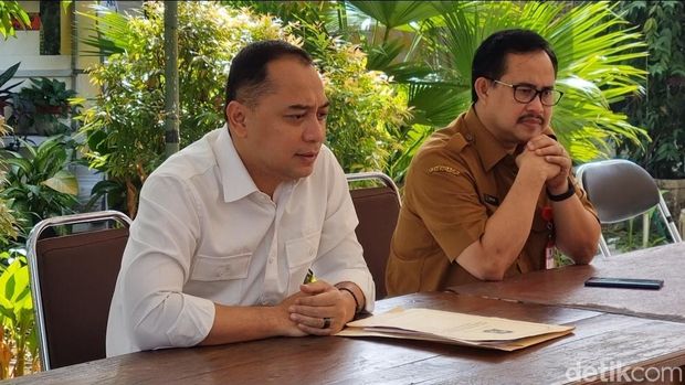 Wali Kota Surabaya Eri Cahyadi sidak pungli di Kelurahan Kebraon.