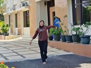 Viral Wanita Rayakan Perceraian di Depan Pengadilan Agama, Pamer Akta Cerai
