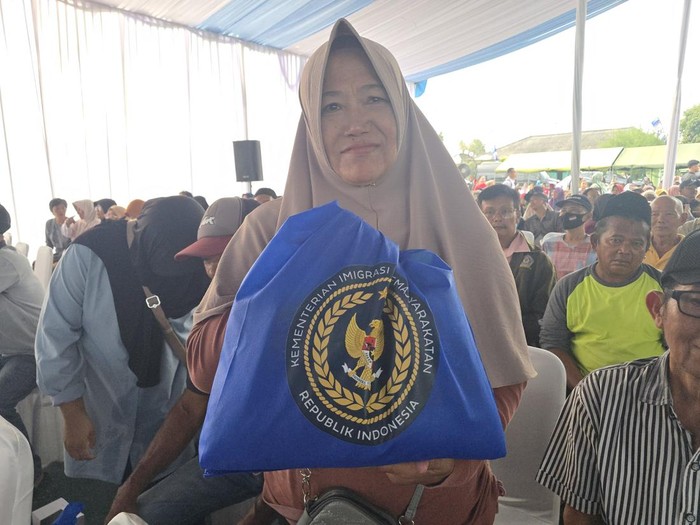 Warga Cilacap terima paket sembako dari KemenImipas (Audrey/detikcom)