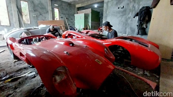 Warga Kota Batu membuat replika mobil mewah Warga Kota Batu membuat replika mobil mewah