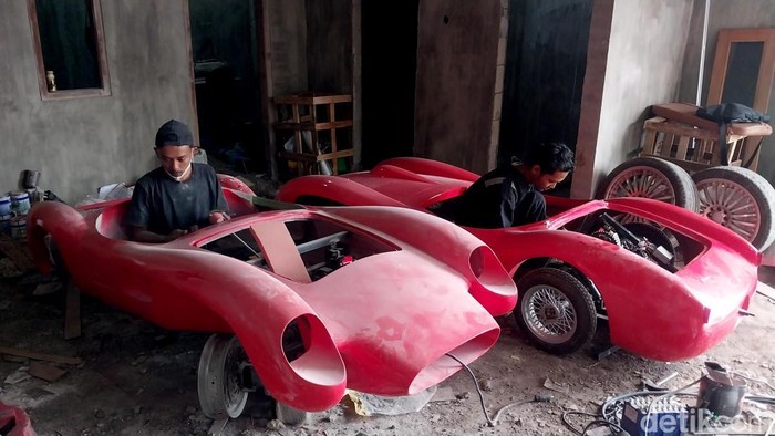 Warga Kota Batu membuat replika mobil mewah