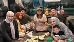 Serunya Zaskia Sungkar saat Kulineran Bareng Keluarga dan Geng Cendols