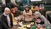 Terakhir ada kedekatan Zaskia Sungkar dengan Lesti dan Rizky Billar. Mereka tampak asyik menikmati durian. Foto: Instagram/@zaskiasungkar15