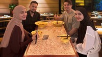 Nah yang satu ini adalah momen double date Zaskia-Irwansyah dan Shireen-Teuku Wisnu. Mereka menikmati hidangan mie. Foto: Instagram/@zaskiasungkar15