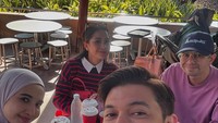 Zaskia dan Irwansyah memiliki kedekatan khusus dengan Raffi Ahmad dan Nagita Slavina. Mereka sering berlibur dan kulineran bersama. Foto: Instagram/@zaskiasungkar15