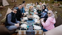 Ada juga kedekatan Zaskia Sungkar dengan Shandy Purnamasari. Ini momen mereka saat piknik menikmati steamboat di tengah padang rumput Bromo. Foto: Instagram/@zaskiasungkar15