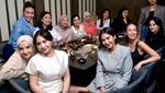 Serunya Zaskia Sungkar saat Kulineran Bareng Keluarga dan Geng Cendols
