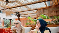 Zaskia Sungkar memang dikenal supel. Momen kedekatan dengan temannya pun terlihat dari momen saat ngopi bareng sahabatnya di kafe Kitsune. Foto: Instagram/@zaskiasungkar15