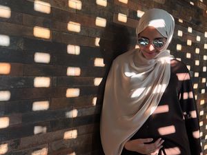Gaya Zaskia Sungkar Tampil Serba Coklat Pamer Baby Bump di Kehamilan Kedua