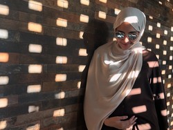 Gaya Zaskia Sungkar Tampil Serba Coklat Pamer Baby Bump di Kehamilan Kedua