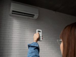 5 Penyebab AC Rumah Bau Saat Dinyalakan dan Cara Mengatasinya