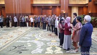 Didampingi sang suami, Sri Mulyani berjalan menyapa satu per satu pejabat eselon, pegawai, hingga staf muda yang berkumpul untuk memberikan penghormatan terakhir.