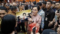 Sri Mulyani pernah menjadi bendahara negara dalam dua periode pemerintahan Presiden Joko Widodo, dan melanjutkan kiprahnya selama setahun di era Presiden Prabowo Subianto, sebelum akhirnya terkena reshuffle kabinet.