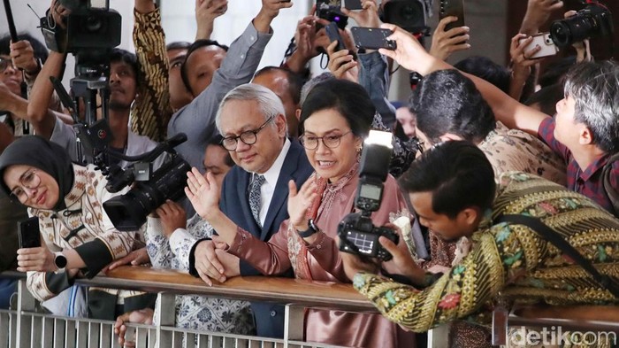Suasana haru menyelimuti Kementerian Keuangan, Jakarta Pusat, Selasa (9/9/2025), saat Sri Mulyani Indrawati berpamitan dengan para pegawai usai resmi lengser dari jabatan Menteri Keuangan. Didampingi sang suami, Sri Mulyani berjalan menyapa satu per satu pejabat eselon, pegawai, hingga staf muda yang berkumpul untuk memberikan penghormatan terakhir.