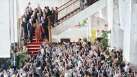 Momen perpisahan ini meninggalkan kesan mendalam bagi jajaran Kemenkeu. Banyak pegawai yang meneteskan air mata melihat sosok yang dikenal tegas, disiplin, namun penuh kehangatan itu berpamitan.