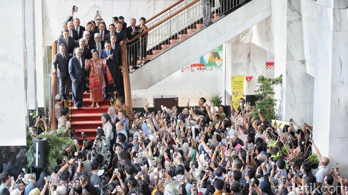 Suasana haru menyelimuti Kementerian Keuangan, Jakarta Pusat, Selasa (9/9/2025), saat Sri Mulyani Indrawati berpamitan dengan para pegawai usai resmi lengser dari jabatan Menteri Keuangan. Didampingi sang suami, Sri Mulyani berjalan menyapa satu per satu pejabat eselon, pegawai, hingga staf muda yang berkumpul untuk memberikan penghormatan terakhir.