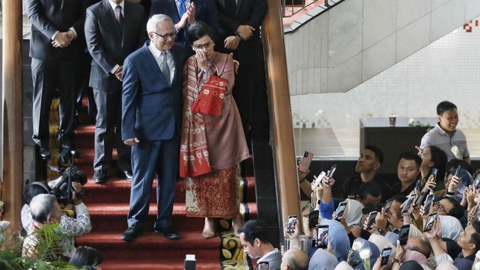 Air Mata Warnai Perpisahan Sri Mulyani dengan Jajaran Kementerian Keuangan Suasana haru menyelimuti Kementerian Keuangan, Jakarta Pusat, Selasa (9/9/2025), saat Sri Mulyani Indrawati berpamitan dengan para pegawai usai resmi lengser dari jabatan Menteri Keuangan. Didampingi sang suami, Sri Mulyani berjalan menyapa satu per satu pejabat eselon, pegawai, hingga staf muda yang berkumpul untuk memberikan penghormatan