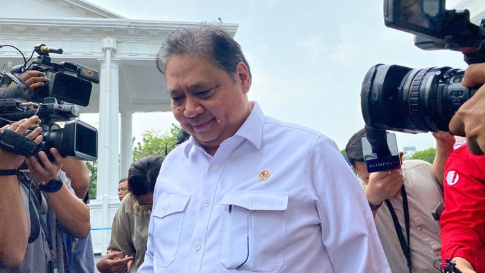 Presiden Prabowo Subianto memanggil sejumlah menteri kabinet untuk rapat terbatas (ratas) di Istana Kepresidenan, Jakarta, Selasa (9/9/2025).