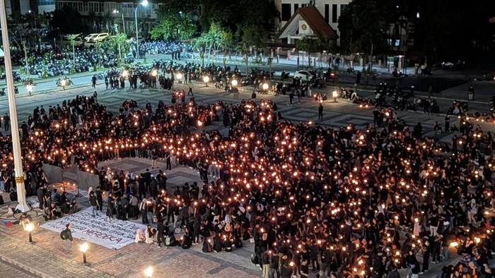 Aksi simbolik 1000 lilin dan doa bersama di UPN Veteran Jatim.