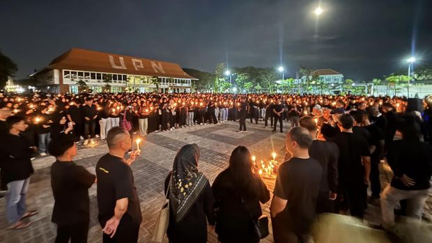 Aksi simbolik 1000 lilin dan doa bersama di UPN Veteran Jatim.