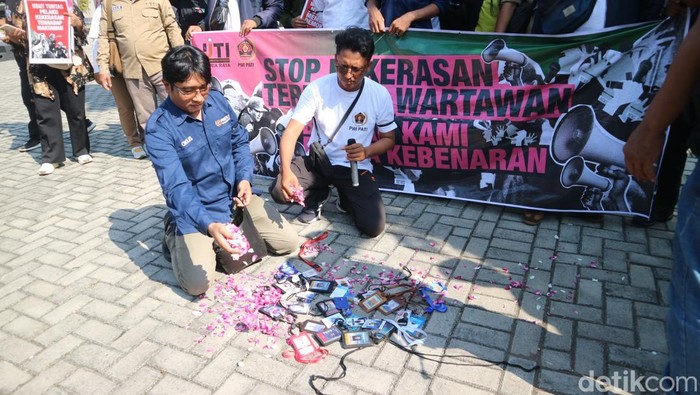 Aksi tabur bunga para jurnalis di Polresta Pati, Selasa (9/9/2025). Para jurnalis menuntut agar pelaku kekerasan saat peliputan pansus pemakzulan Bupati Pati di DPRD segera ditangkap.