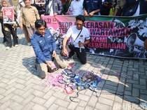 Aksi Tabur Bunga di Polresta Pati, Tuntut Pelaku Kekerasan Wartawan Diciduk