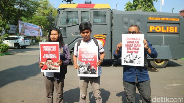 Aksi tabur bunga para jurnalis di Polresta Pati, Selasa (9/9/2025). Para jurnalis menuntut agar pelaku kekerasan saat peliputan pansus pemakzulan Bupati Pati di DPRD segera ditangkap.