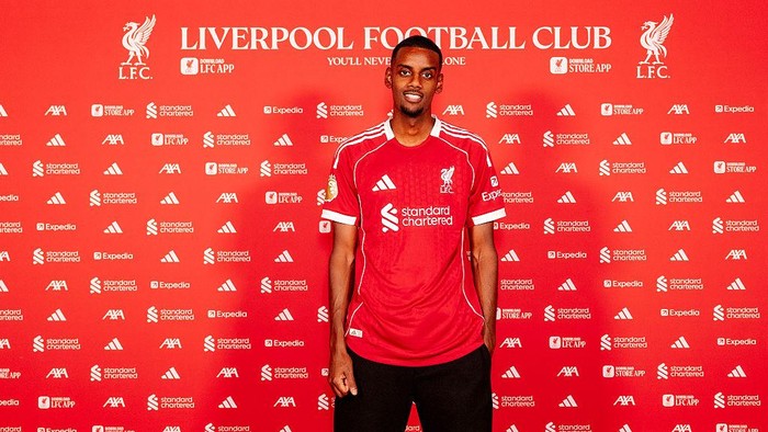 KIRKBY, ENGLAND - SEPTEMBER 01: Alexander Isak signs for Liverpool FC at AXA Training Centre on September 01, 2025 in Kirkby, England. (Photo by Nikki Dyer - LFC/Liverpool FC via Getty Images)