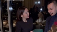 Angel Karamoy merayakan ulang tahun Gusti Ega di Sydney Australia. Ia terlihat bersama rekan-rekannya memberi kejutan ke Gusti. (Foto: dok Instagram realangelkaramoy)