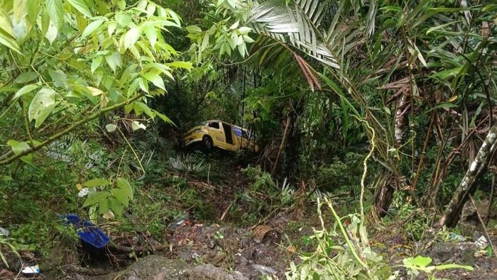 Angkot yang terjun ke jurang di Dairi. (Foto: dok. Polres Dairi)