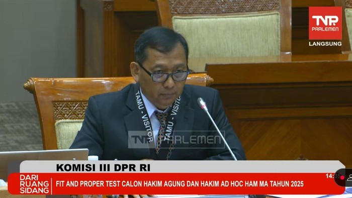 Calon hakim agung Annas Mustaqim uji kelayakan dan kepatutan calon hakim agung dan calon hakim ad hoc HAM di MA di kompleks parlemen, Senayan, Jakarta, Selasa (9/9/2025).