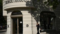 Seorang wanita berjalan di luar butik Giorgio Armani di jalan Kurfuerstendamm saat gerai-gerai Eropa tutup untuk berkabung pada hari pemakaman pribadi untuk perancang busana Italia tersebut, di Berlin, Jerman. REUTERS/Annegret Hilse