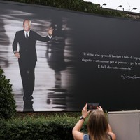 Ia juga menekankan kebanggaannya bekerja bersama para atlet Italia. Untuk koleksi tersebut, Armani memilih satu warna utama: putih. Pilihan ini dimaksudkan untuk merefleksikan harmoni dengan lanskap pegunungan bersalju. “Di antara nilai-nilai olahraga, rasa hormat adalah salah satu yang tertinggi. Saya menerjemahkannya dalam ide tentang kesederhanaan, kejernihan, dan kemurnian,” tambahnya. (Foto: REUTERS/Claudia Greco)