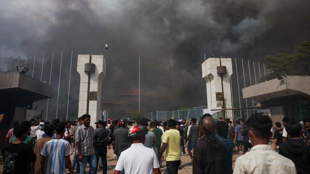 Asap mengepul dari kompleks Parlemen menyusul kebakaran yang terjadi selama protes terhadap tewasnya 19 orang pada hari Senin setelah protes antikorupsi yang dipicu oleh larangan media sosial, yang kemudian dicabut, selama jam malam di Kathmandu, Nepal, 9 September 2025. (REUTERS/Adnan Abidi)