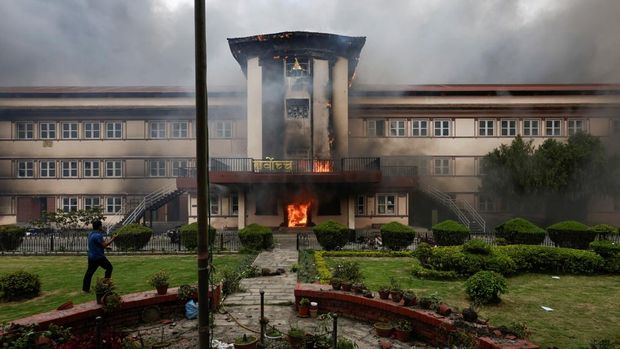 Asap mengepul dari Mahkamah Agung Nepal setelah dibakar oleh orang-orang selama protes terhadap pembunuhan 19 orang pada hari Senin setelah protes antikorupsi yang dipicu oleh larangan media sosial, yang kemudian dicabut, selama jam malam di Kathmandu, Nepal, 9 September 2025. (REUTERS/Navesh Chitrakar)