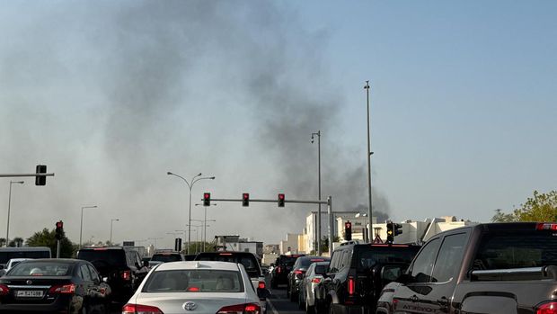 Asap mengepul setelah beberapa ledakan terdengar di Doha, Qatar, 9 September 2025. (REUTERS/Ibraheem Abu Mustafa)