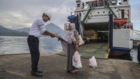 Selain memperluas aksesibilitas, kehadiran armada feri ASDP juga berperan penting dalam mendukung pertumbuhan ekonomi daerah. Arus barang dan jasa antar pulau dapat berjalan lebih lancar, sehingga memperkuat konektivitas sekaligus menekan biaya logistik. ANTARA FOTO/Andri Saputra