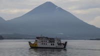 Saat ini, ASDP Cabang Ternate mengoperasikan 13 unit kapal feri yang melayani lintasan utama antara Ternate, Tidore, Sofifi, Pulau Bacan, hingga Halmahera. Jalur ini menjadi urat nadi transportasi masyarakat di kepulauan Maluku Utara, yang sebagian besar mengandalkan moda laut untuk aktivitas harian. ANTARA FOTO/Andri Saputra