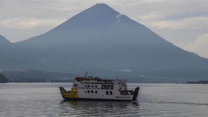 Foto udara sejumlah kapal feri milik ASDP bersandar di Pelabuhan Penyeberangan Bastiong Ternate, Maluku Utara, Selasa (9/9/2025). ASDP Cabang Ternate saat ini mengoperasikan 13 unit kapal feri yang melayani sejumlah lintasan utama yaitu Ternate, Tidore, Sofifi, Pulau Bacan dan Halmahera yang membantu mobilitas harian masyarakat sekaligus mendukung kelancaran perdagangan antar wilayah di Maluku Utara sementara ASDP mencatat hingga periode JanuariJuli 2025 sebanyak 336.330 penumpang dan 124.747 unit kendaraan telah melintasi Pelabuhan Bastiong. ANTARA FOTO/Andri Saputra