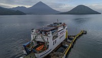 Berdasarkan data ASDP, sepanjang Januari hingga Juli 2025 tercatat sebanyak 336.330 penumpang dan 124.747 unit kendaraan telah melintasi Pelabuhan Penyeberangan Bastiong, Ternate. Angka ini menunjukkan tingginya kebutuhan layanan feri, baik untuk pergerakan orang maupun distribusi logistik. ANTARA FOTO/Andri Saputra