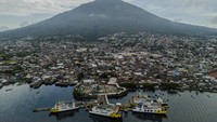 Sebuah kendaraan memasuki kapal feri milik ASDP di Pelabuhan Penyeberangan Bastiong Ternate, Maluku Utara, Selasa (9/9/2025). ANTARA FOTO/Andri Saputra