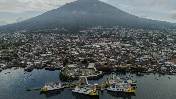 Foto udara sejumlah kapal feri milik ASDP bersandar di Pelabuhan Penyeberangan Bastiong Ternate, Maluku Utara, Selasa (9/9/2025). ASDP Cabang Ternate saat ini mengoperasikan 13 unit kapal feri yang melayani sejumlah lintasan utama yaitu Ternate, Tidore, Sofifi, Pulau Bacan dan Halmahera yang membantu mobilitas harian masyarakat sekaligus mendukung kelancaran perdagangan antar wilayah di Maluku Utara sementara ASDP mencatat hingga periode JanuariJuli 2025 sebanyak 336.330 penumpang dan 124.747 unit kendaraan telah melintasi Pelabuhan Bastiong. ANTARA FOTO/Andri Saputra